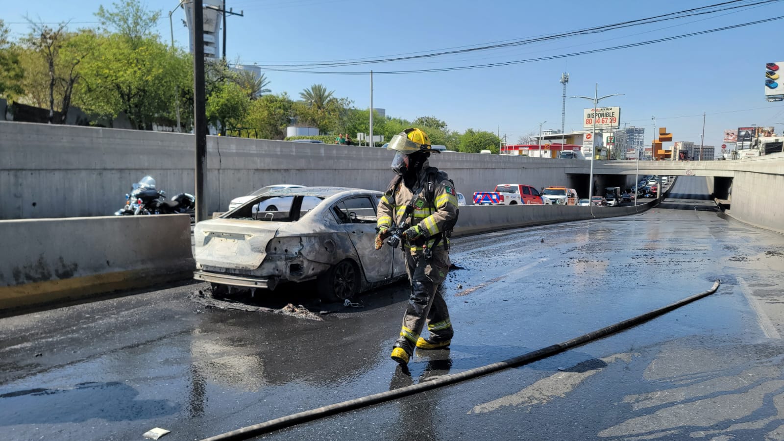 Incendio de un vehículo moviliza a corporaciones de auxilio en Monterrey
