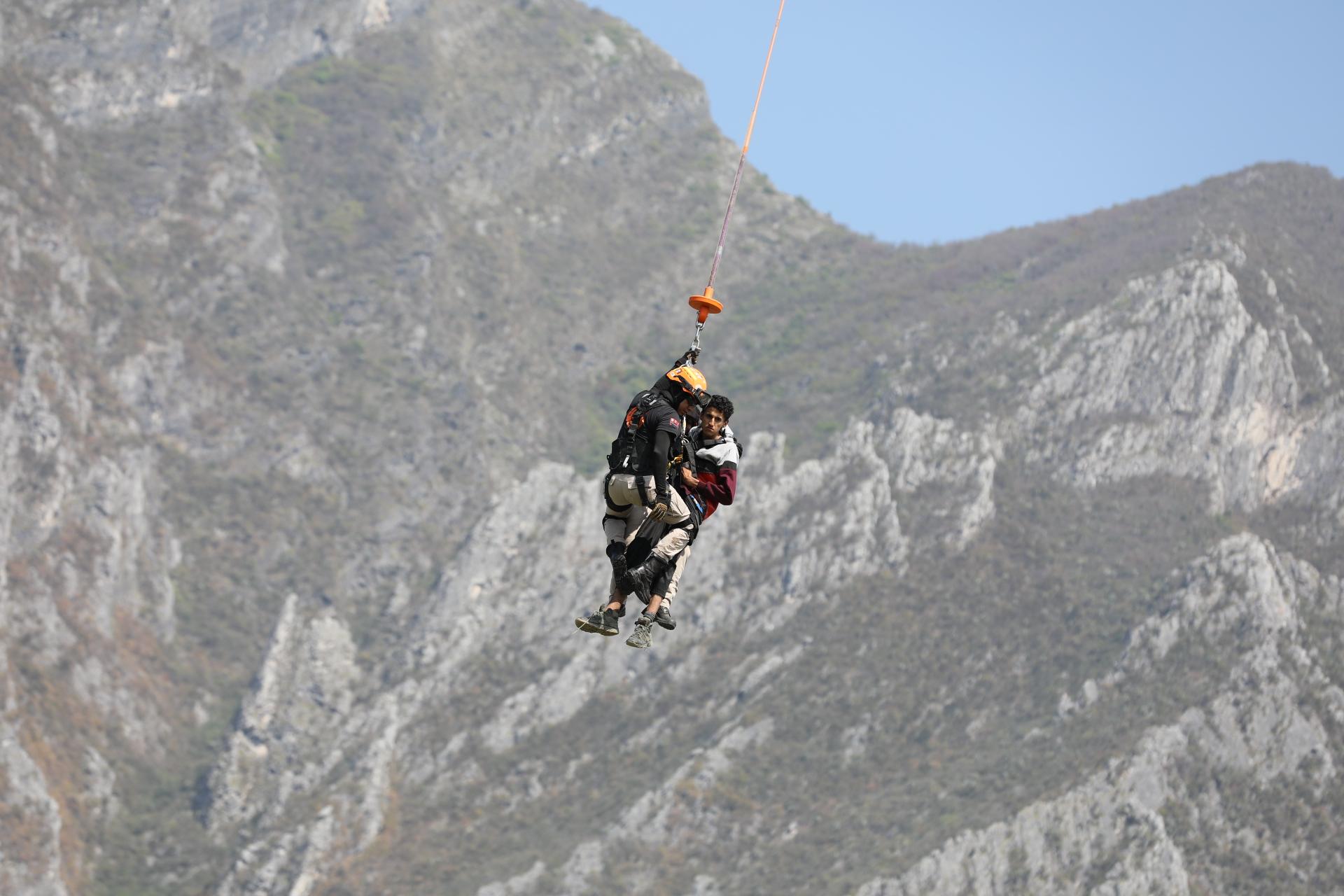 Rescatan a joven atrapado en el Cerro de la Silla en Monterrey