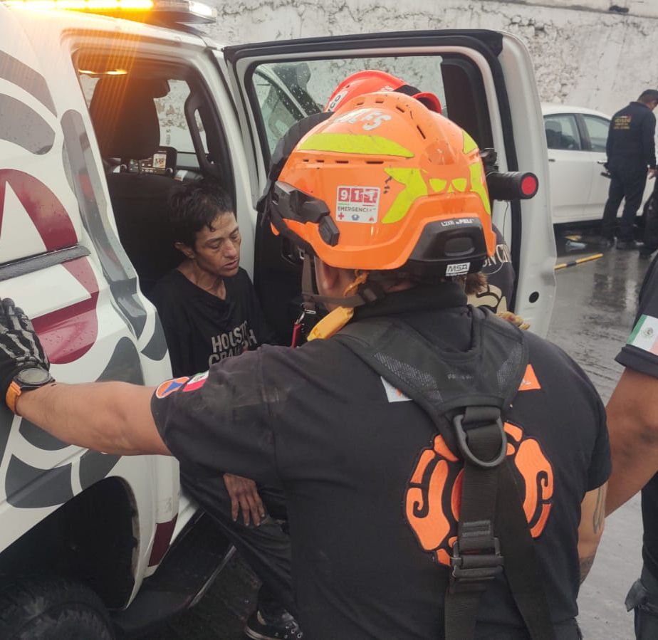 Rescatan a mujer atrapada en alcantarilla en Santa Catarina