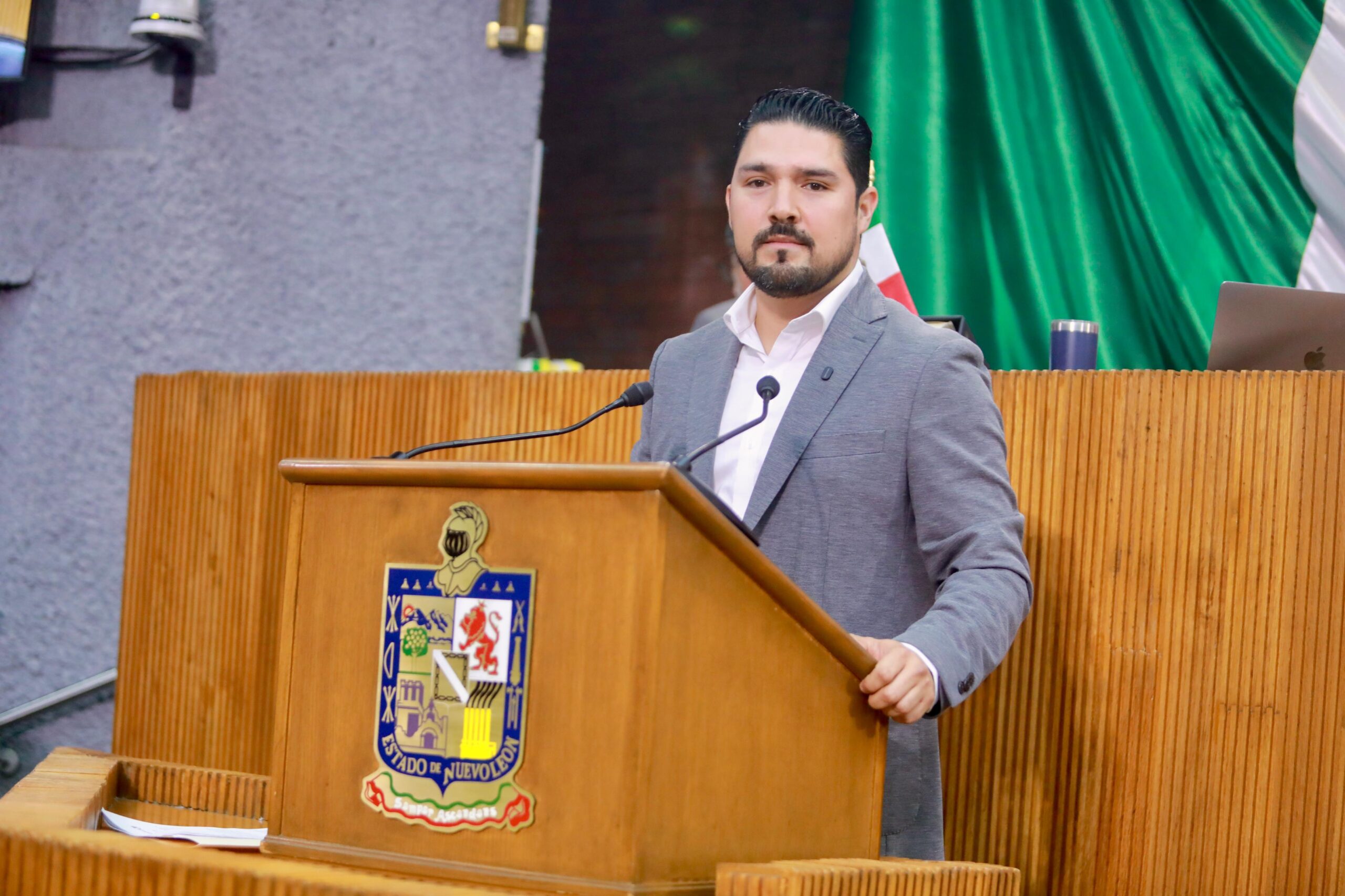 Exige Fernando Aguirre seguridad y energía eléctrica en escuela de Monterrey