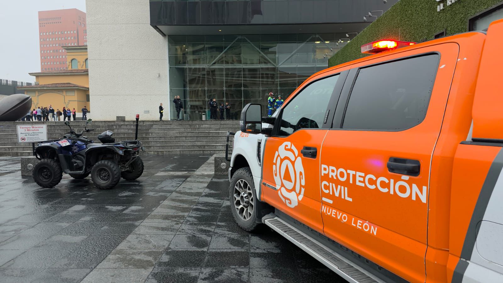 Fuego en restaurante provoca evacuación preventiva en San Pedro