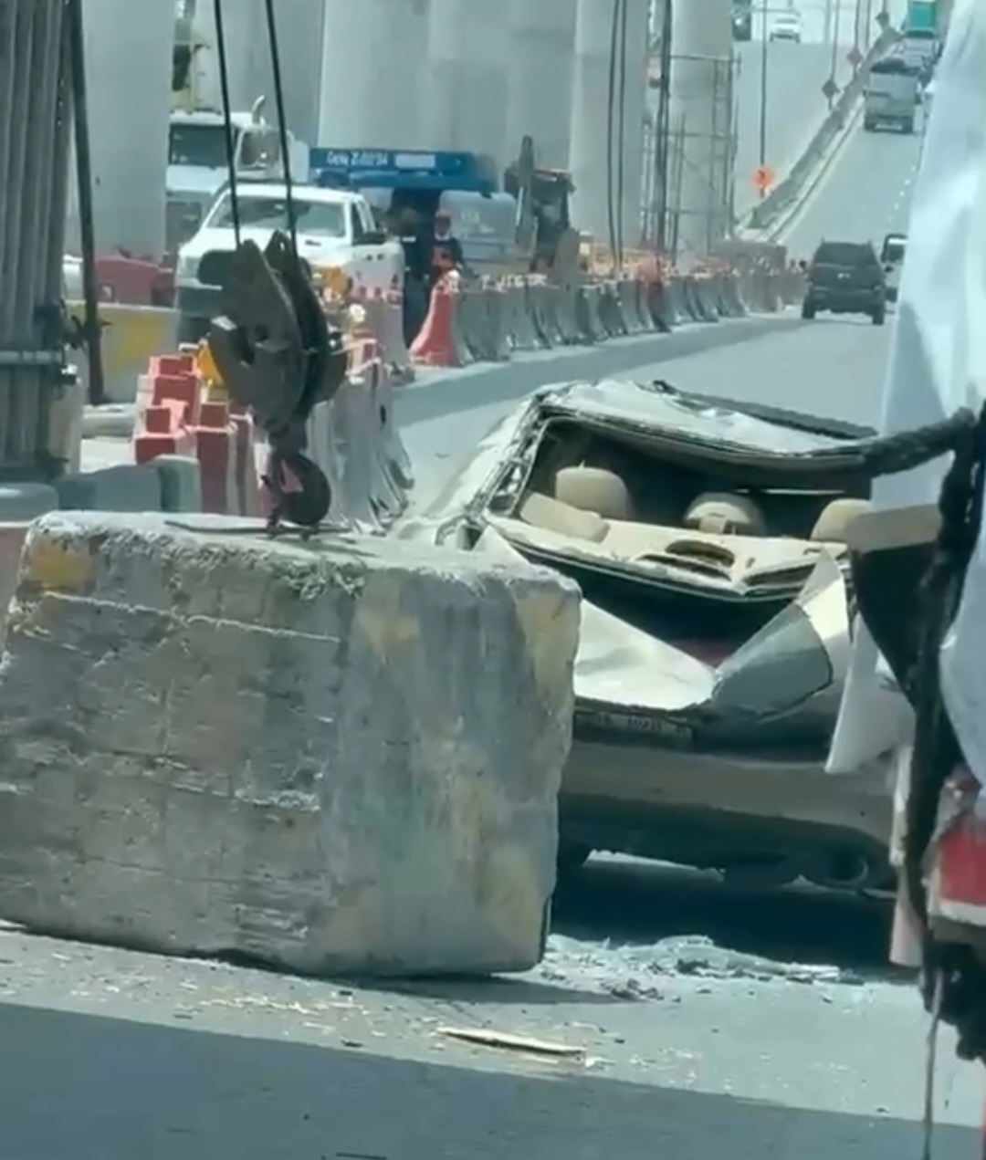 Falla en grúa provoca caída de estructura del Metro sobre auto en Apodaca