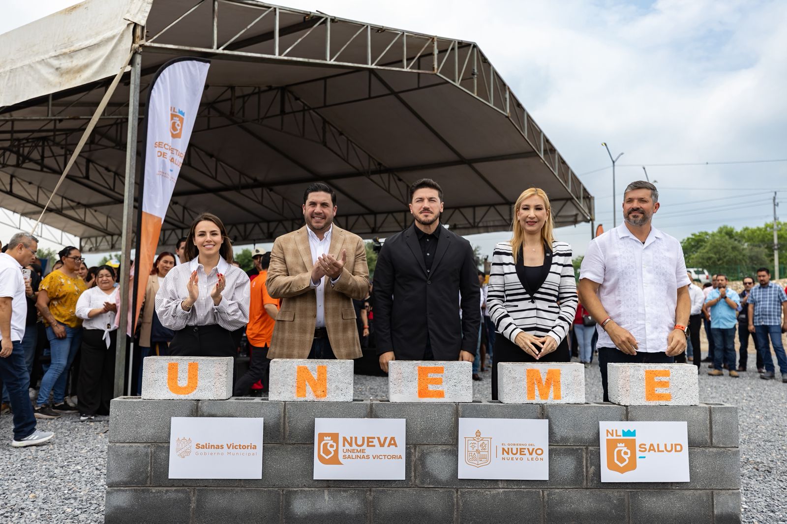 Samuel García coloca primera piedra del UNEME en Salinas Victoria