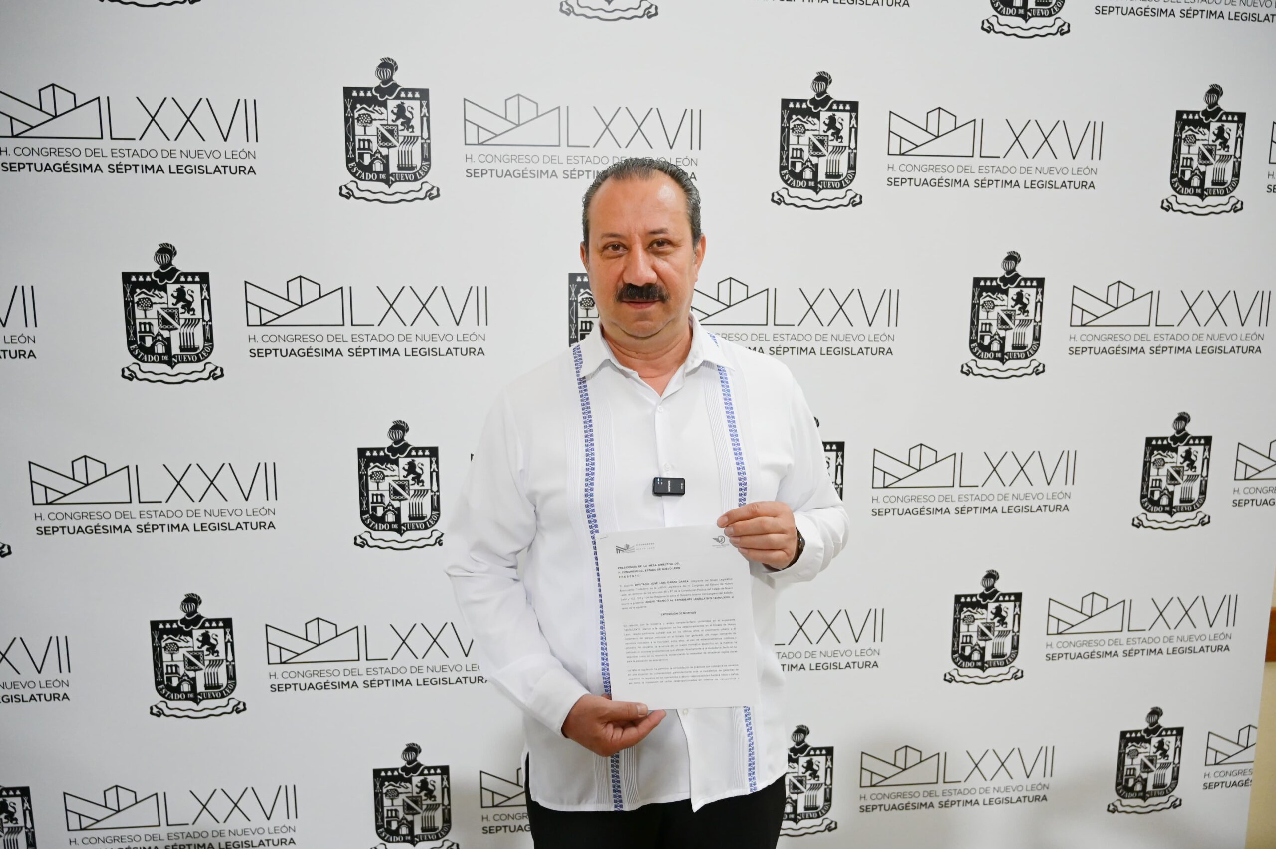 MC va por regulación de estacionamientos en NL