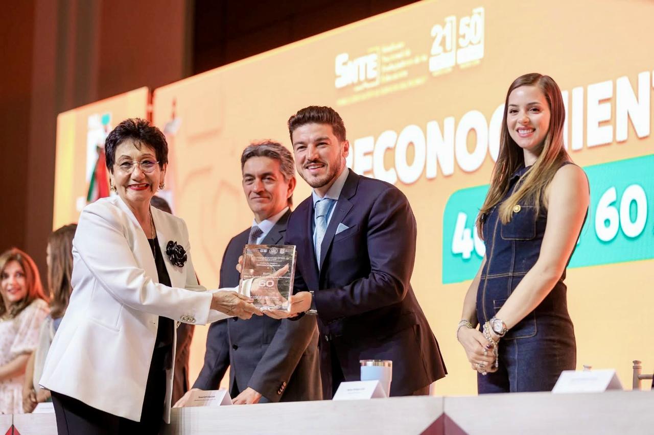 Gobierno de NL reconoce por 60 años de labor docente a la maestra Lupita Rodríguez