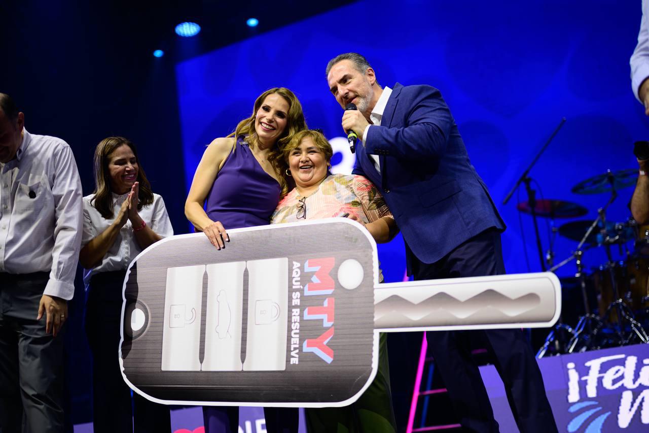 Celebran a madres regias con “felicidades mamá” en MTY