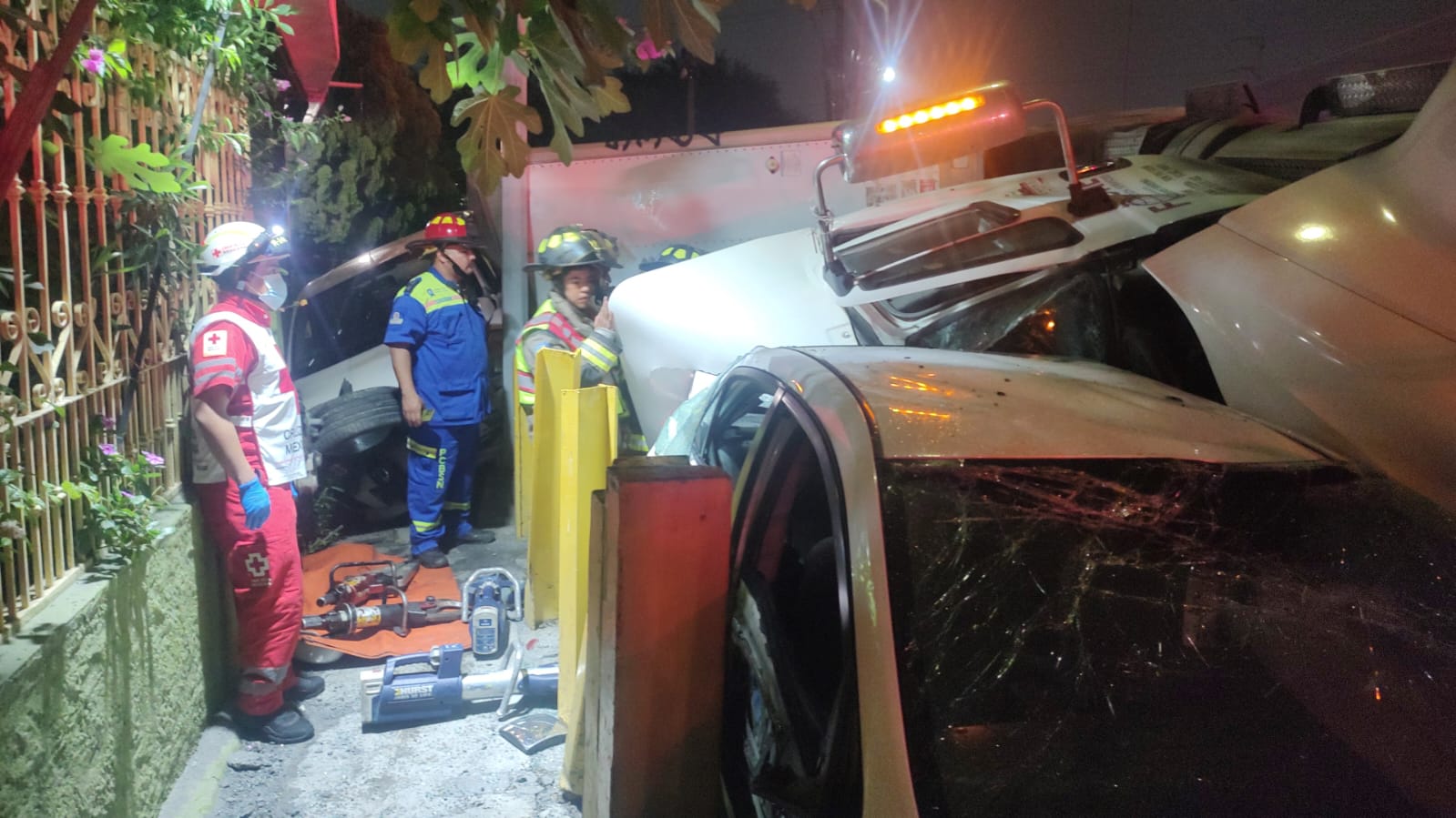 Muere hombre de 29 años tras volcadura de tráiler y choque múltiple en San Nicolás