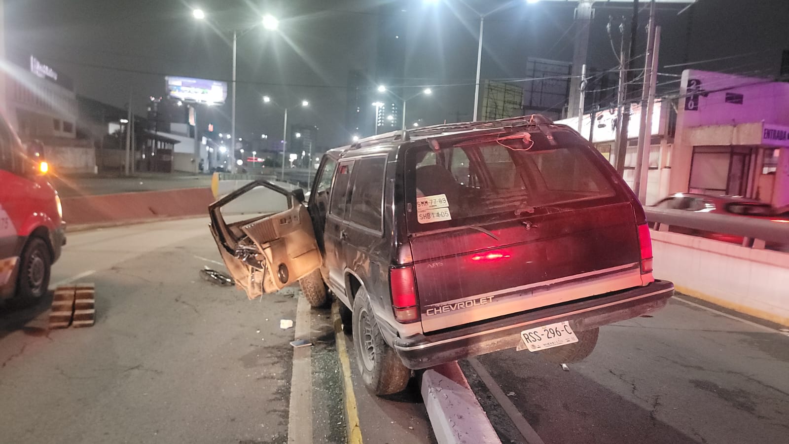 Estrellamiento en Monterrey deja a joven lesionado y provoca derrame de combustible