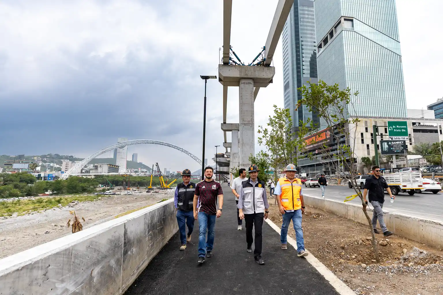 Supervisa Samuel García avance de puentes peatonales que conectarán con la Línea 4 del Metro