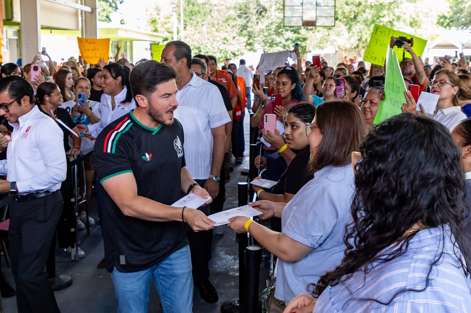 Garantizan transporte grauito para beneficiarias de Ayudamos a las Mujeres en San Nicolás